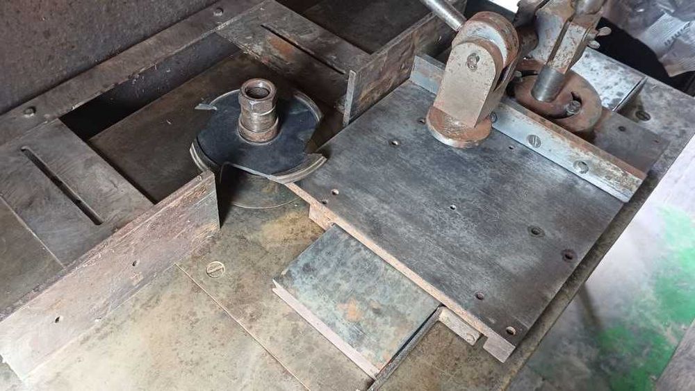 Вертикально-фрезерный станок по дереву