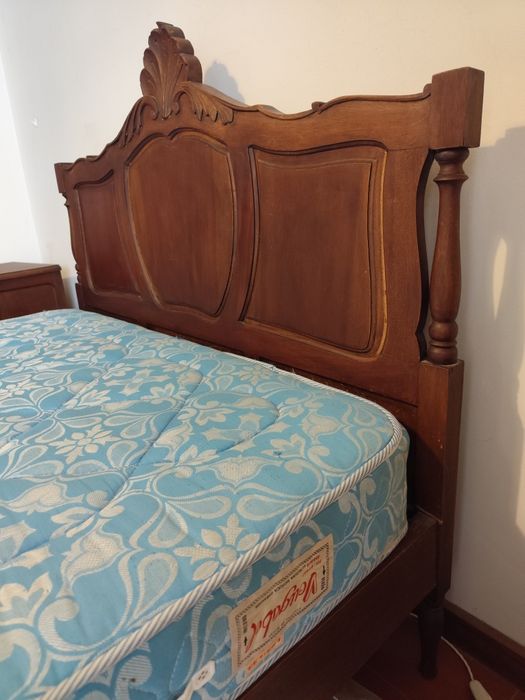 Cama completa+estrado+colchão e 2mesas cabeceira