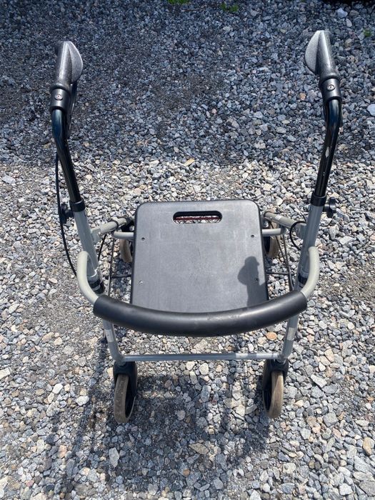 Продам инвалидную коляску