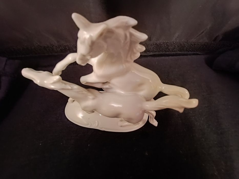 Konie w galopie figurka porcelana gdr