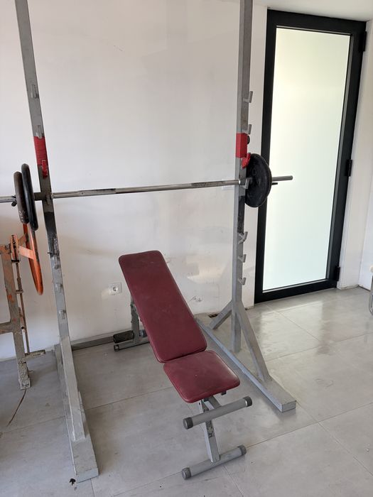 Vendo supino com barra e pesos ,