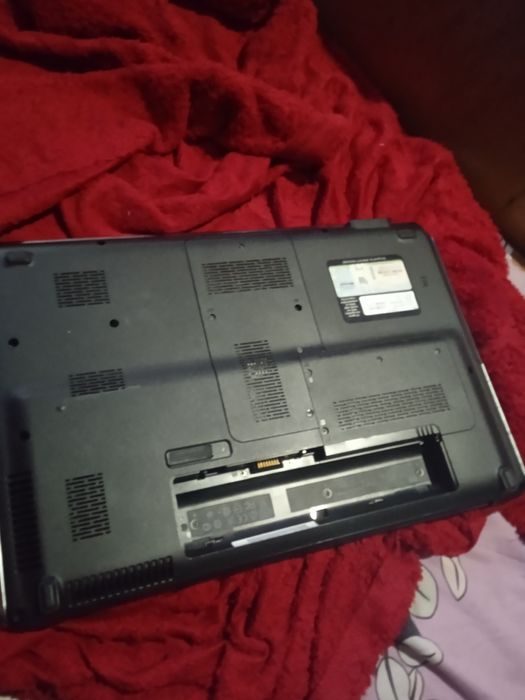 Продам ноутбук, !не запускається! треба батарея