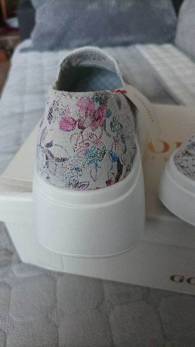 Buty damskie wsuwane na platformie, ze skoey naturalnej.