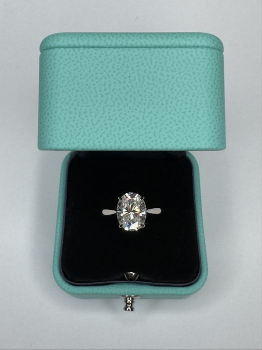 Каблучка в білому золоті з діамантом в стилі Tiffany Novo