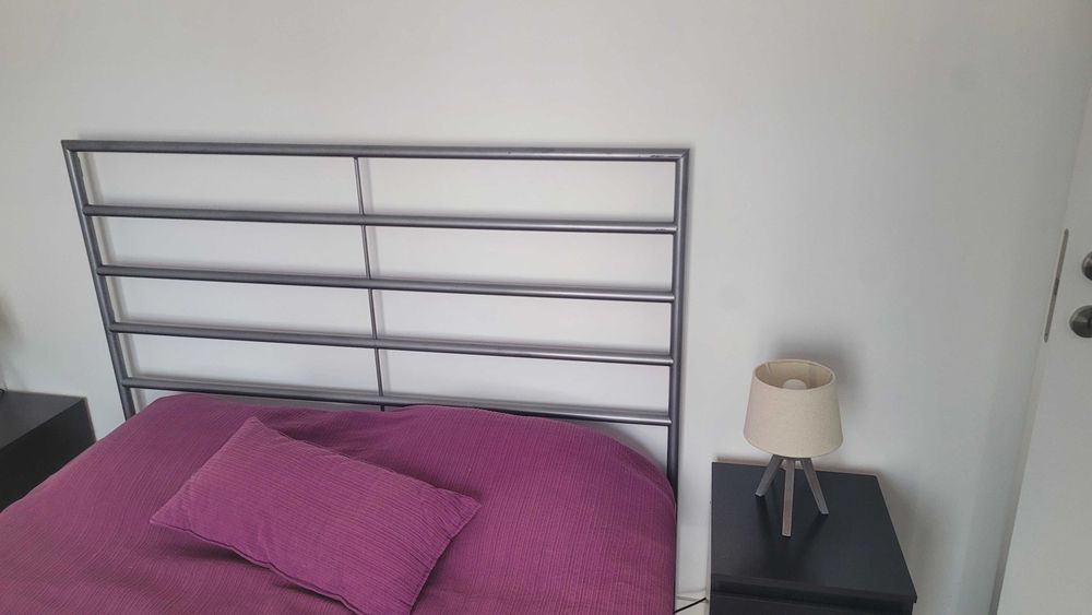 Cama de Casal + colchão + mesas de cabeceira