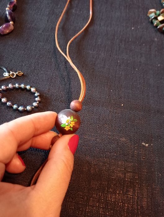 Rzemień i drewniana przywieszka