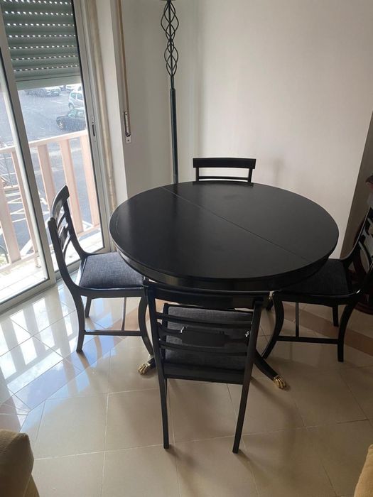 Mesa e cadeiras