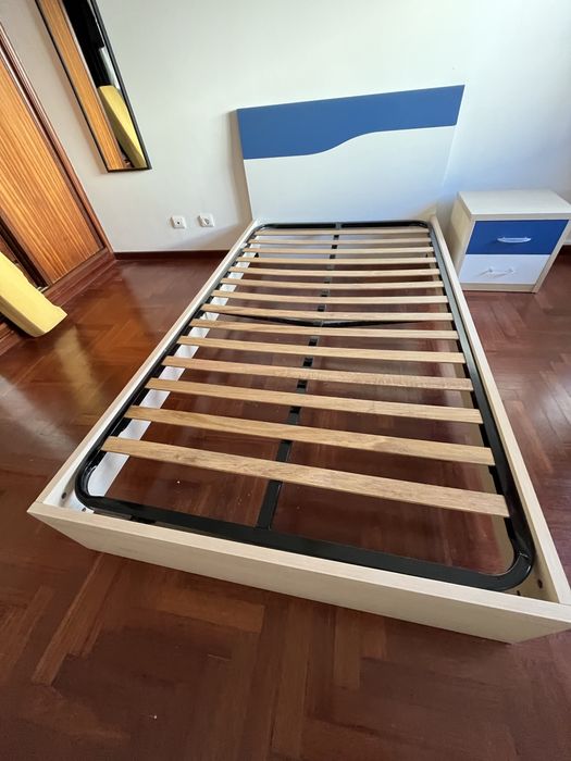 Cama individual + mesa de cabeceira