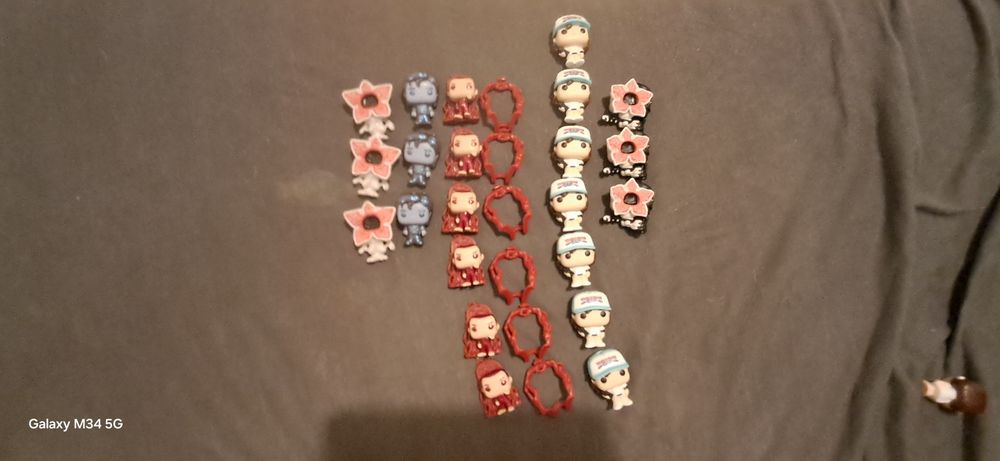 Figurki stranger things kinder joy