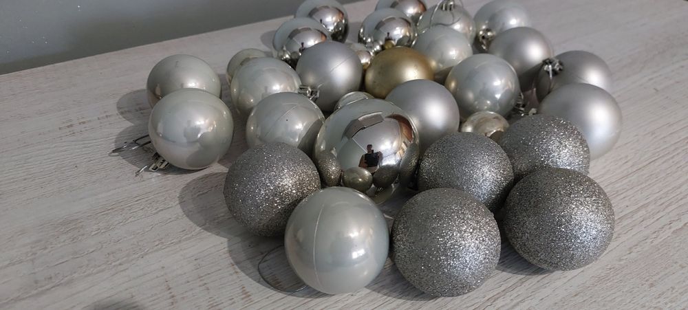 Bombki choinkowe srebrne różne wielkości Świata Bożego Narodzenia