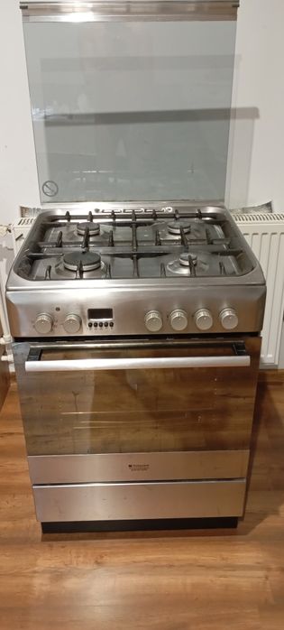 Kuchenka gazowa z piekarnikiem elektrycznym.