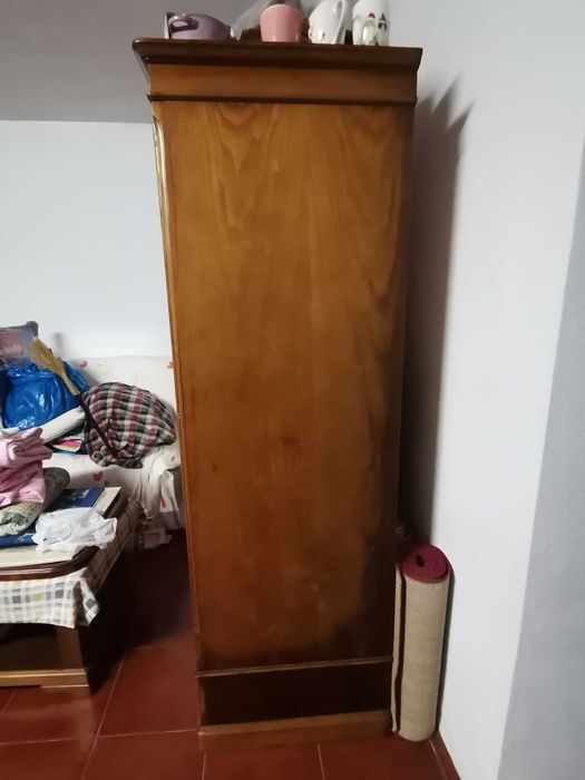 Roupeiro em madeira