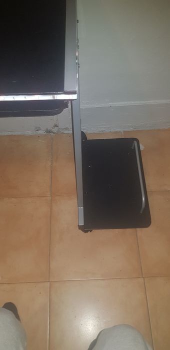 Secretaria com suporte para torre