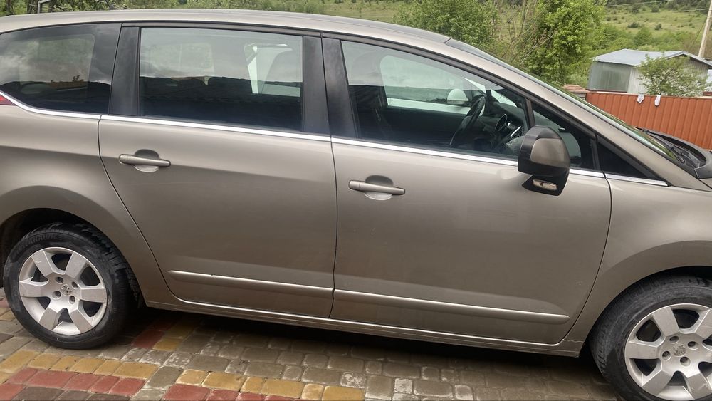 Автомобіль пежо 5008