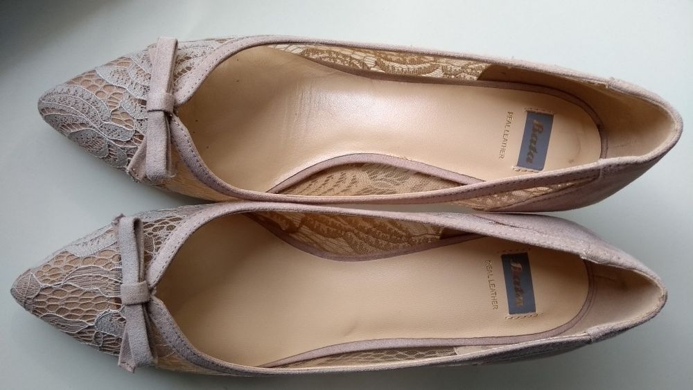 Koronkowe szpileczki Bata beżowe rozm.39