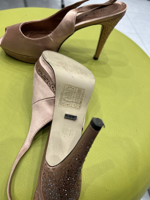 Sapatos de festa, comorados na Haity