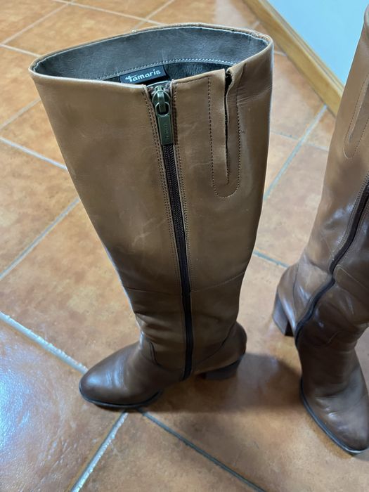 Botas em pele castanho