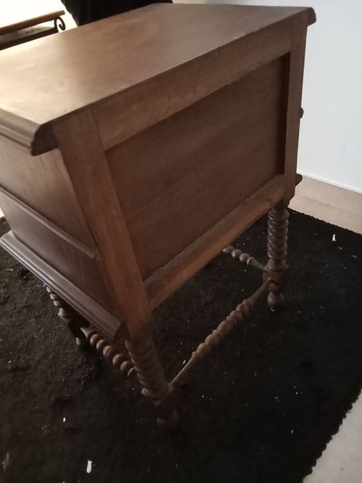 Mesa de cabeceira mogno