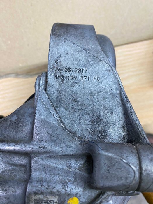 Опора двигуна подушка двигателя audi b9 q5 4M0199371FC ліва vag