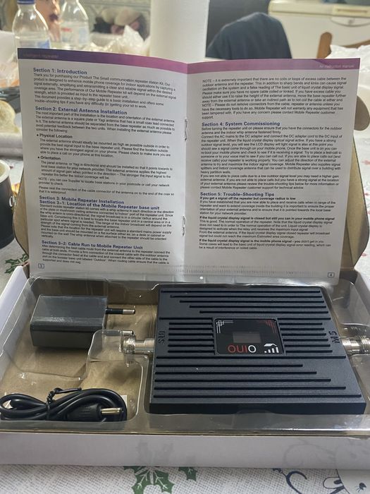 amplificador ou repetidor de sinal de rede móvel (telemóvel) da marca OUIO, especificamente o modelo SS73-DCS