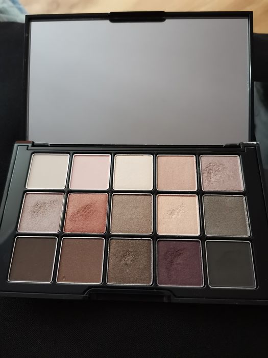 Cienie do powiek firmy Avon