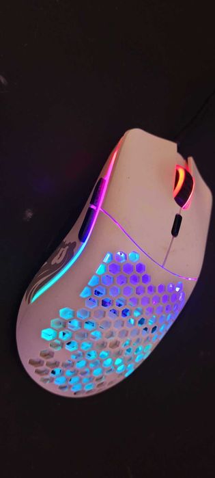 setup gamer com cadeira e  mesa