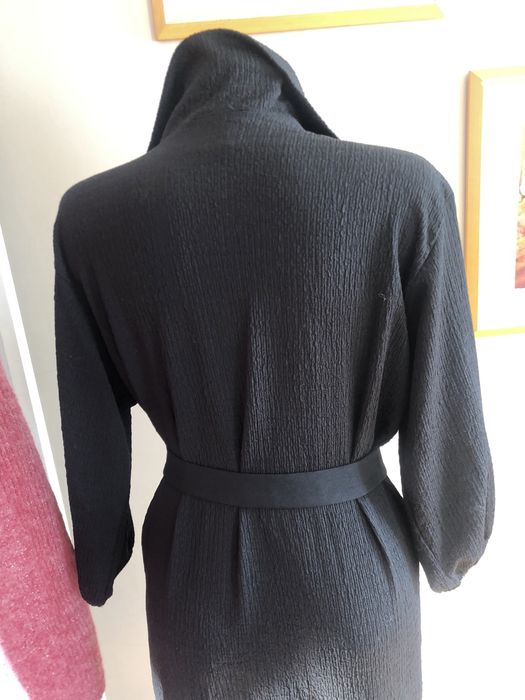 Czarna sukienka koszulowy krój