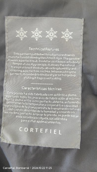 Casaco CorteFiel, almofadado com capuz, gola subida no e recheio de plumas.