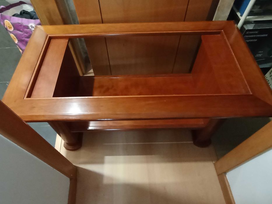 Mesa de centro de cerejeira com tampo de vidro