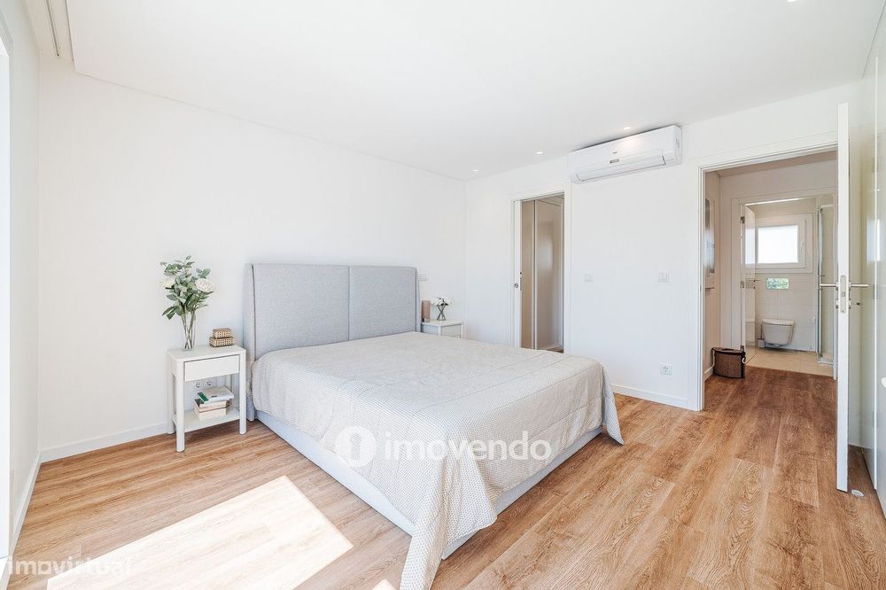 Moradia T3+1 moderna, com garagem e áreas amplas, em Alcochete
