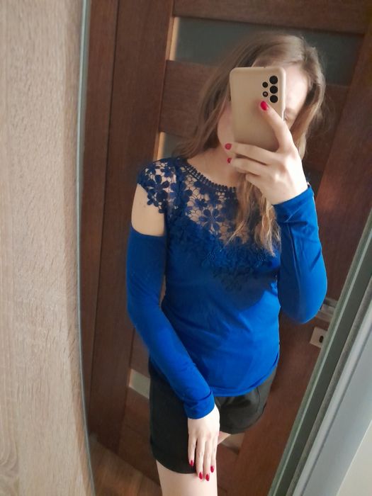 Śliczna bluzka z odkrytymi ramionami