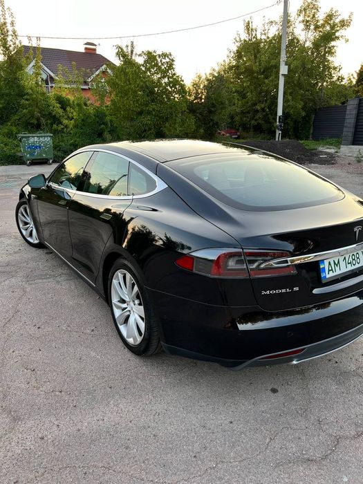 Tesla S 90D повний привід