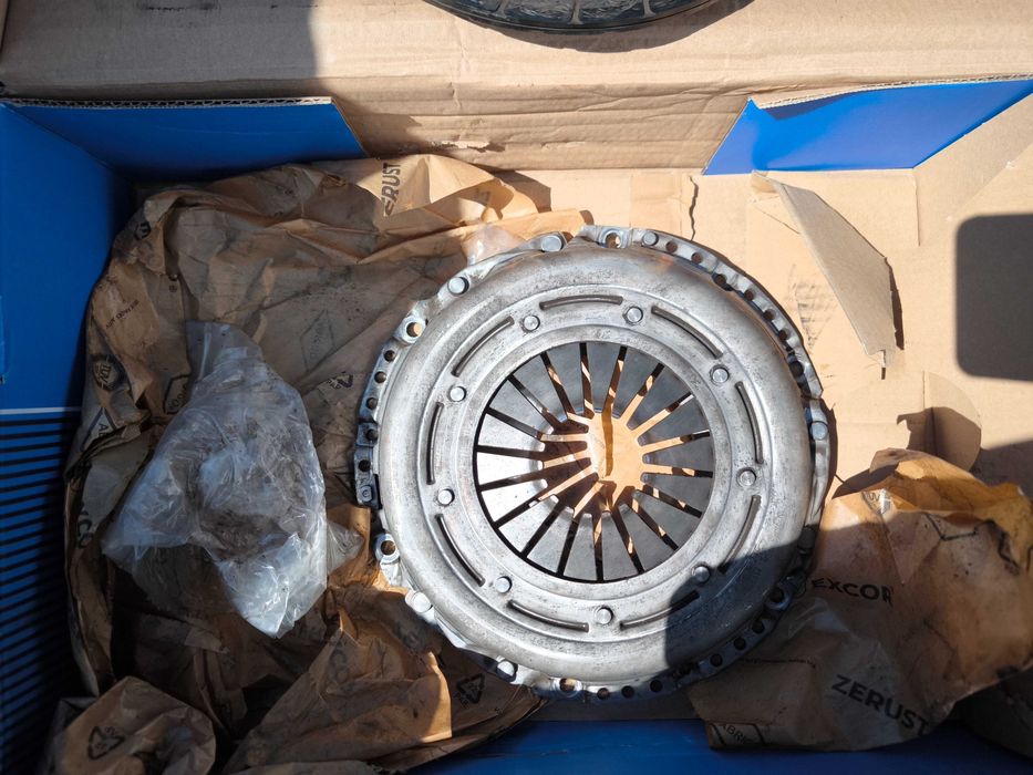 Kit Embraiagem Sachs + Rolamento Volvo C30 1.6 D2 / D3 (2012)retirado de um Volvo C30 1.6 Diesel de 114 cv (motor D4162T), ano 2012.