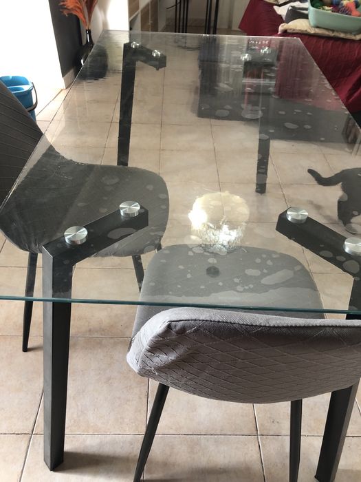 Mesa em vidro sem cadeiras