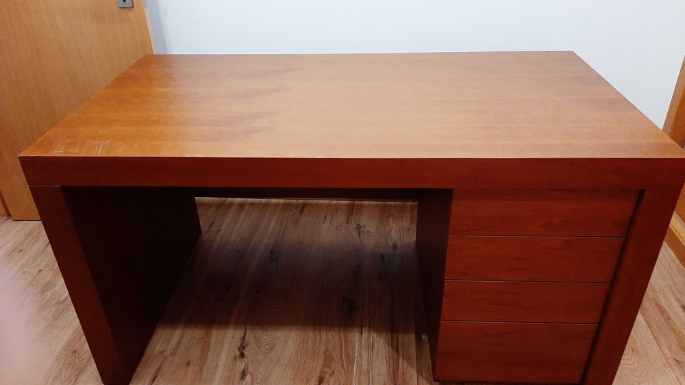 Secretária em Cerejeira com 4 gavetas e vidro escuro, como nova.