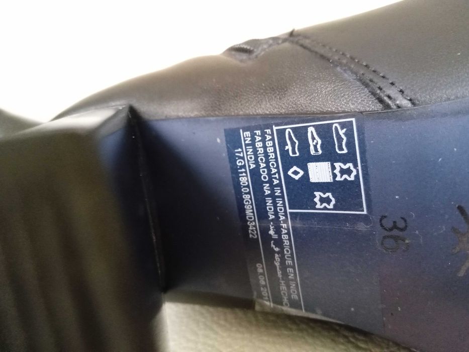 Botas pretas de cano alto em pele