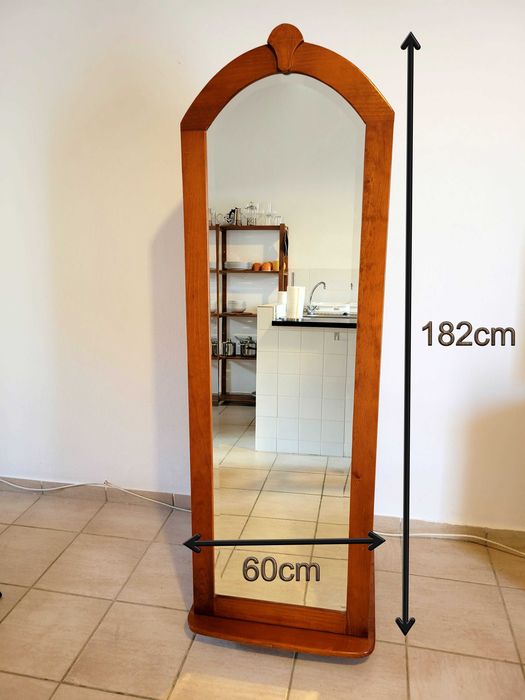 Móvel com espelho grande com 3 compartimentos atrás em madeira maciça