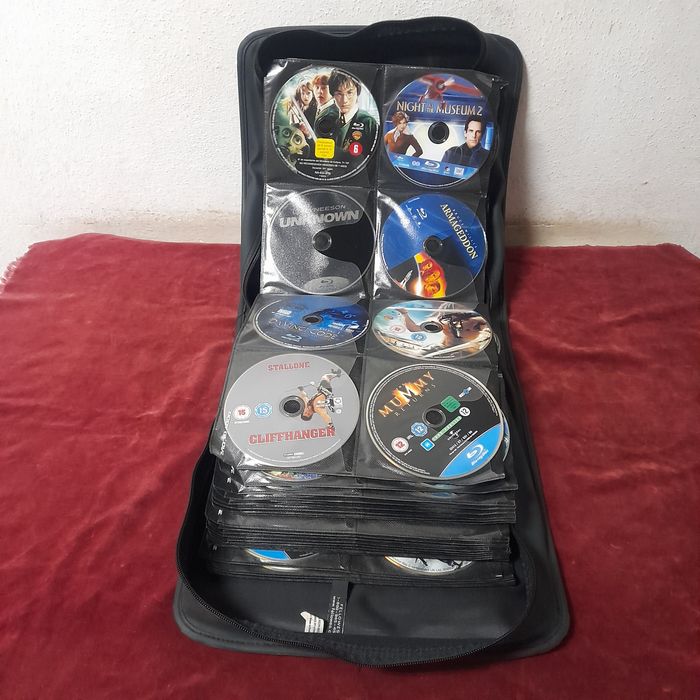 Vendo mala porta DVD com236 discos DVD