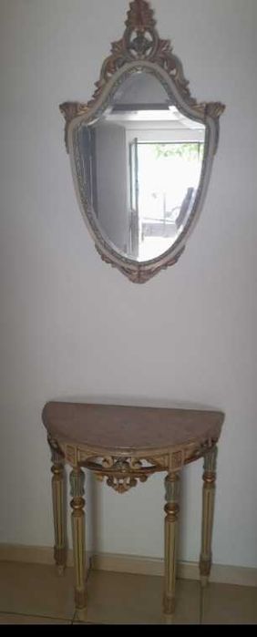Espelho e mesa antigos