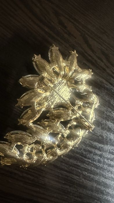 Брошка зеленого кольору з золотом)