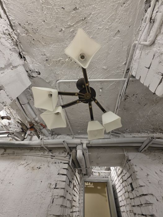 Lampa sufitowa z możliwością ustawiania ramion