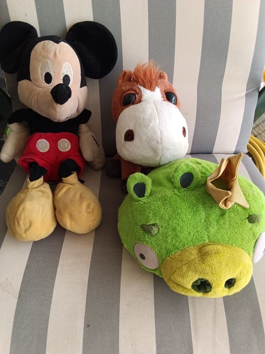 3  peluches  Mikey e outros