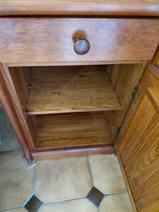 Armário de madeira em ótimo estado de conservação