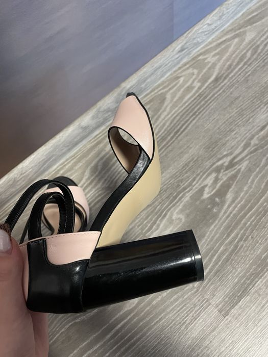 Бежево-чёрные босоножки на каблуке 8 см, размер 37