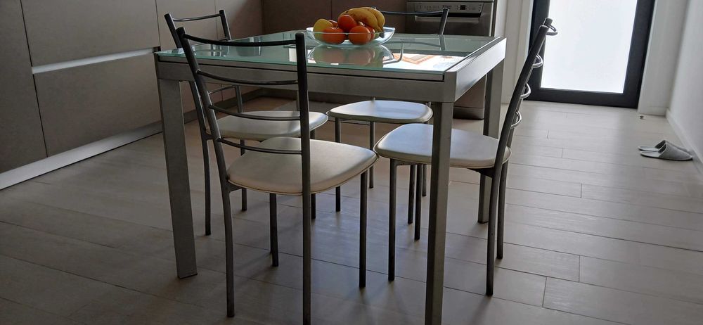 mesa de jantar extensível / com 4 cadeiras