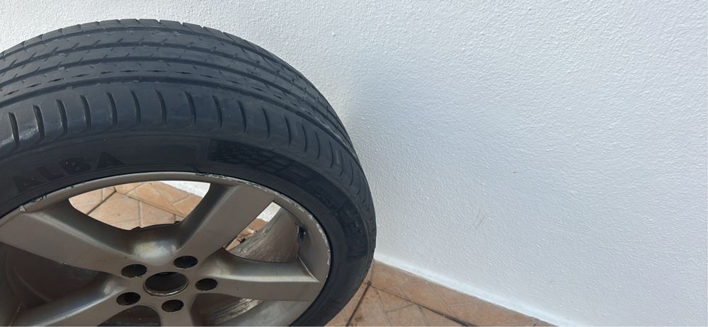 Vendo 2 Pneus 235/45ZR17 em bom estado