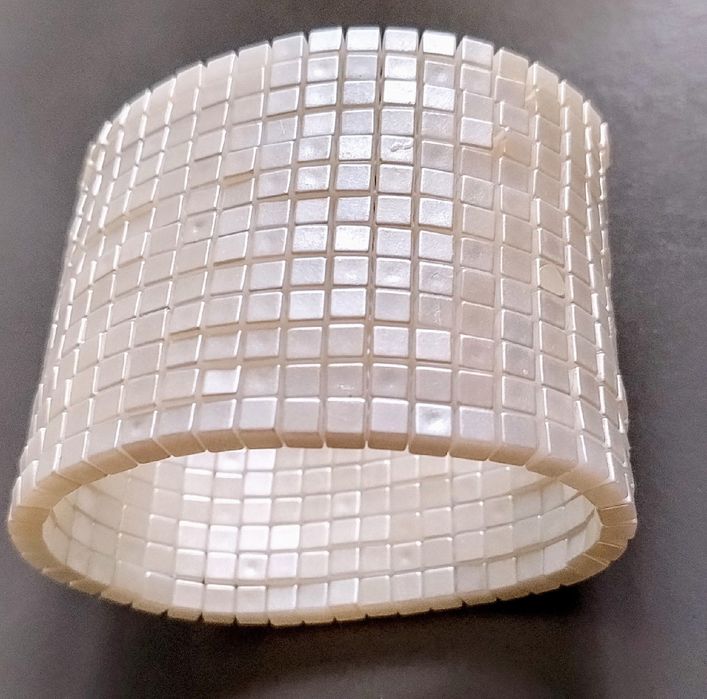 Szeroka,jasna bransoletka na gumce,imitacja masy perłowej