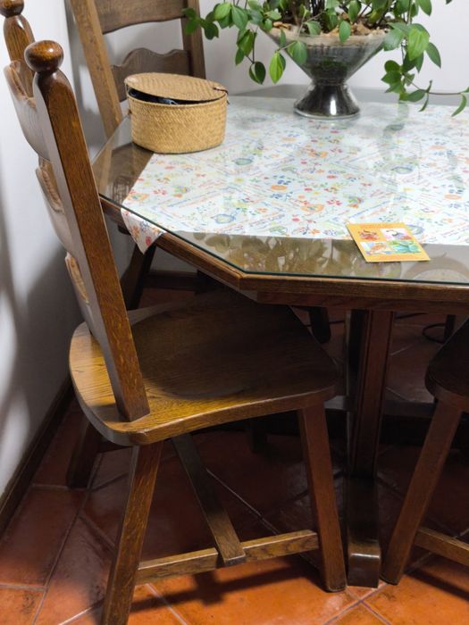 Mesa c/ vidro 5 mm e 4 cadeiras em madeira massissa como nova