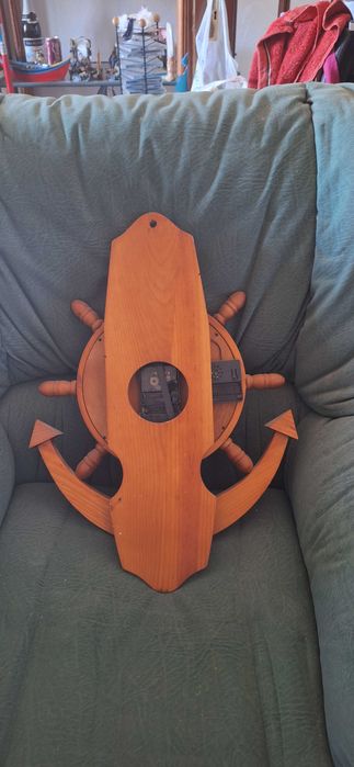 Relogio em madeira com design nautico