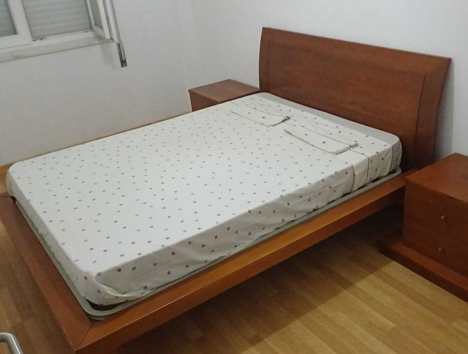Cama de casal em cerejeira